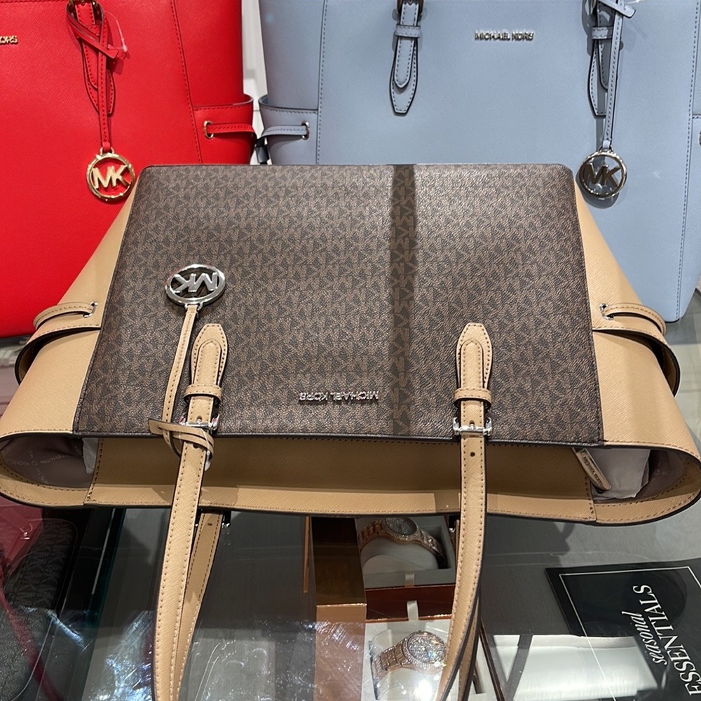 MICHAEL KORS GILLY LARGE DRAWSTRING TRAVEL TOTE SIGNATURE Camel
NWT
NWT - Picture 10 of 16